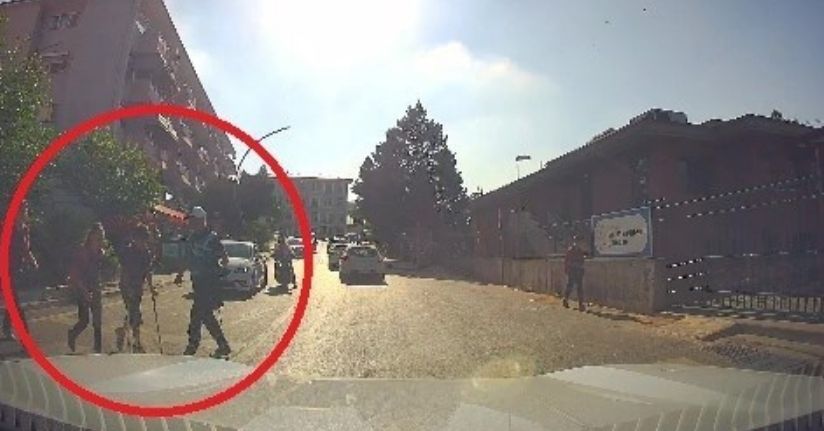 Koltuk değnekli öğrencinin yardımına zabıta personeli koştu