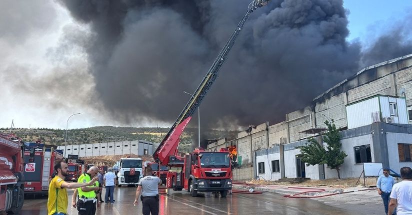 Gaziantep’te fabrika yangını: Ekiplerin müdahalesi sürüyor