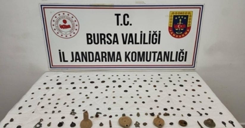 Bursa'da aranan araçta 202 sikke ve obje ele geçirildi; 2 gözaltı