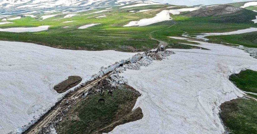 Van’da haziranda 3 metreyi bulan karda yol açma çalışması