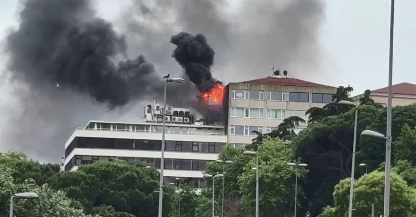 Beyoğlu'nda 5 katlı binanın çatı katında yangın