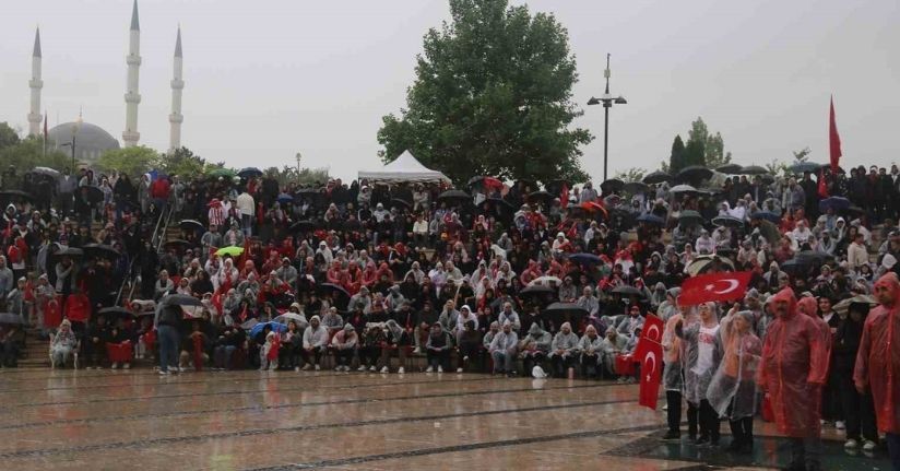 Yağmur dinlemediler, milli takım için meydana koştular