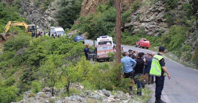 Şavşat Deresi’ne uçan kamyonet çıkarıldı, kayıp baba ve oğul aranıyor