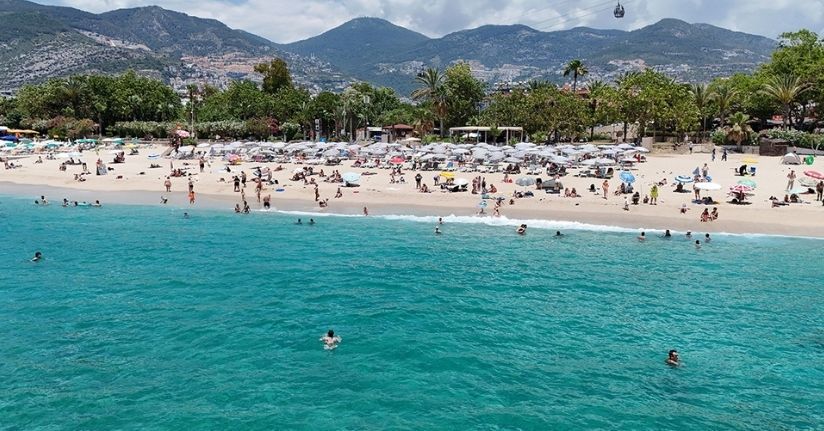 Alanya’da hava sıcaklığı 30 dereceyi gördü, turistler sahile koştu