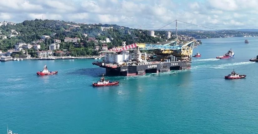 İstanbul Boğazı’ndan geçen dev vinç gemisi havadan görüntülendi