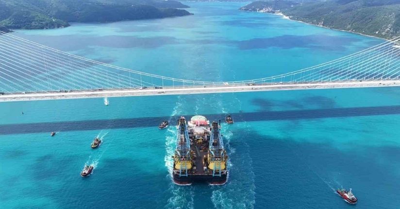 Dev vinç gemisi ’Saipem 7000’ İstanbul Boğazı’ndan geçti