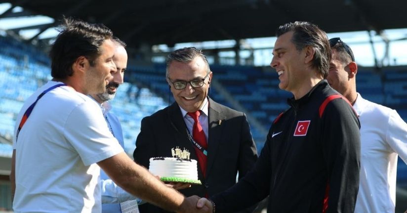 Basın mensuplarından Montella'ya doğum günü sürprizi
