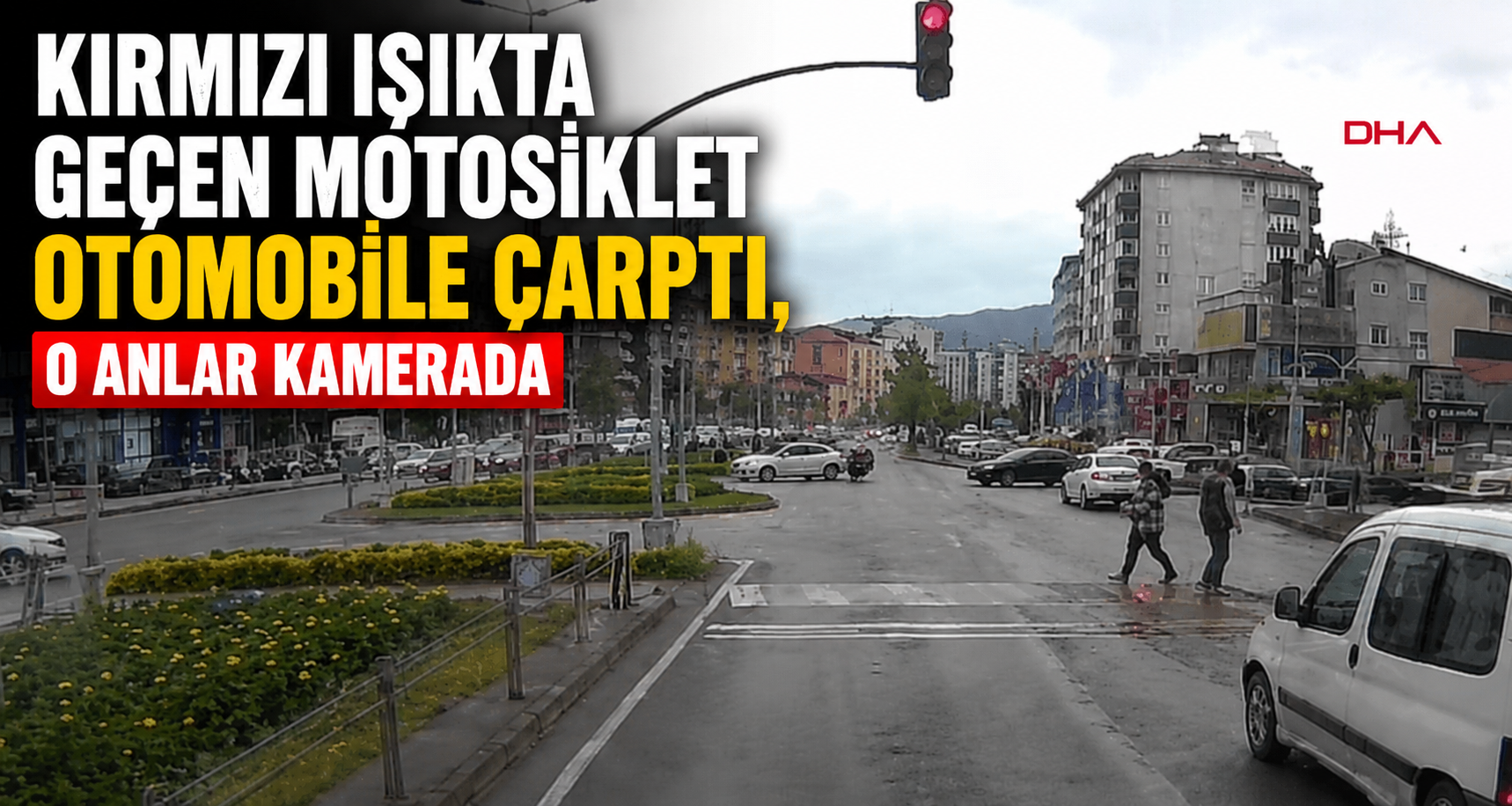  Kırmızı ışıkta geçen motosiklet otomobile çarptı, o anlar kamerada