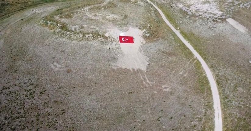 Eskişehirli gençler Milli Takıma destek için dağa Türk Bayrağı nakşetti