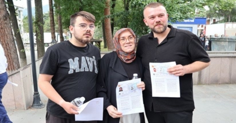 Anne ve iki oğlu aynı okulda üniversite sınavına girdi