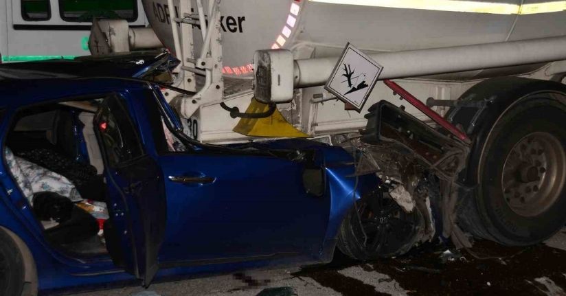 Adana’da otomobil tıra çarptı: 1 ölü, 2 yaralı