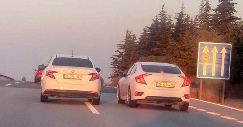 Eskişehir- Bursa yolunda birbirini sıkıştıran 2 araç trafiği tehlikeye attı