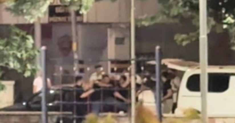 Parkta tekme tokatlar havada uçuştu