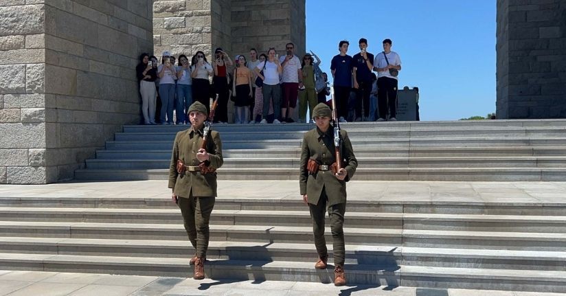 Şehitler Abidesi'nde saygı nöbeti başladı