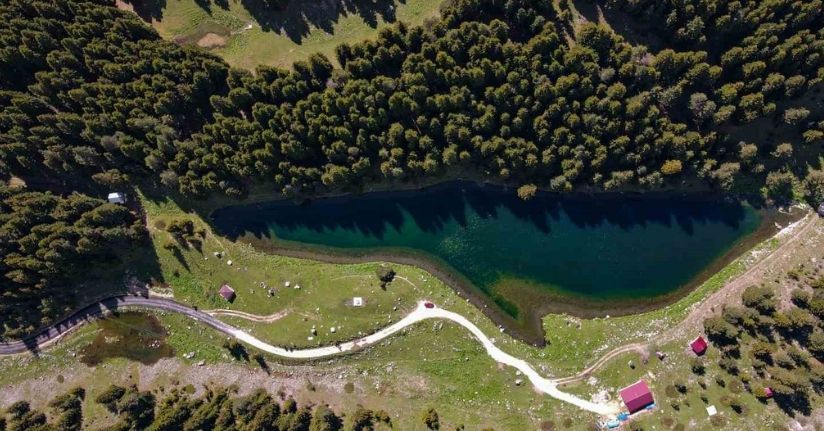 Şavşat’ın saklı cenneti ’Balık Gölü’ ziyaretçilerini ağırlamaya başladı