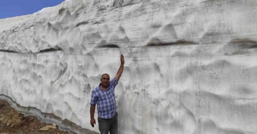 Kar kalınlığının 5 metreyi bulduğu Mereto Dağı’na bahar yeni geldi