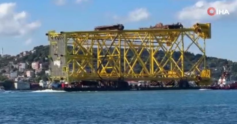 İstanbul Boğazı’ndan 350 metrelik sondaj platform iskelesi geçiş yapıyor