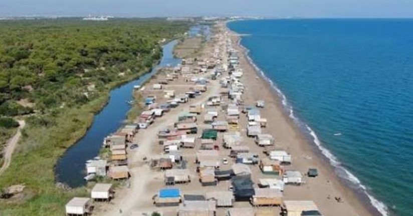 Denize sıfır 5 yıldızlı çardakların yerini halk plajları alıyor