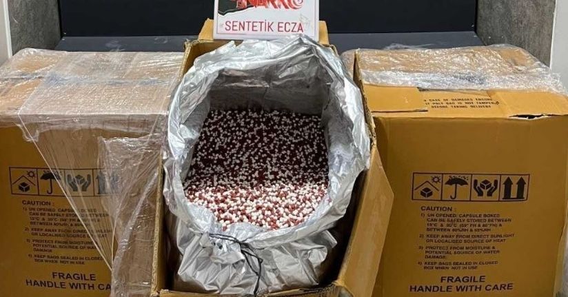 İzmir’de dev uyuşturucu operasyonu: 300 bin hap ele geçirildi