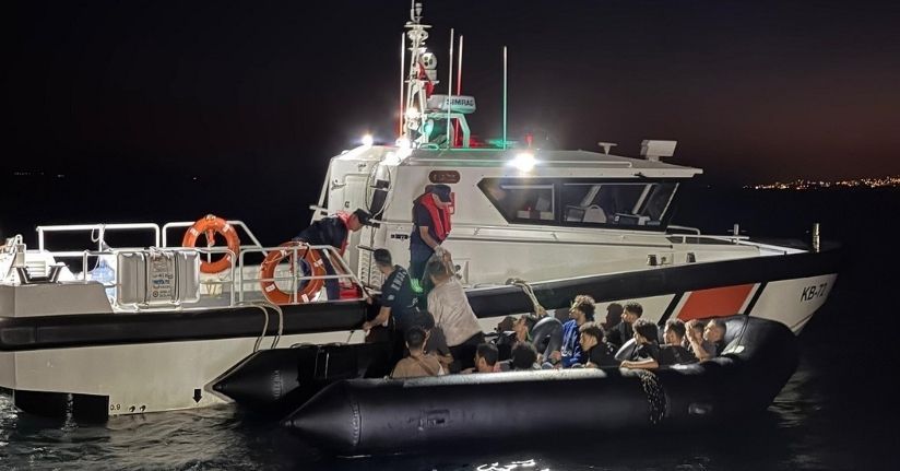 Lastik bottaki 15 düzensiz göçmen yakalandı