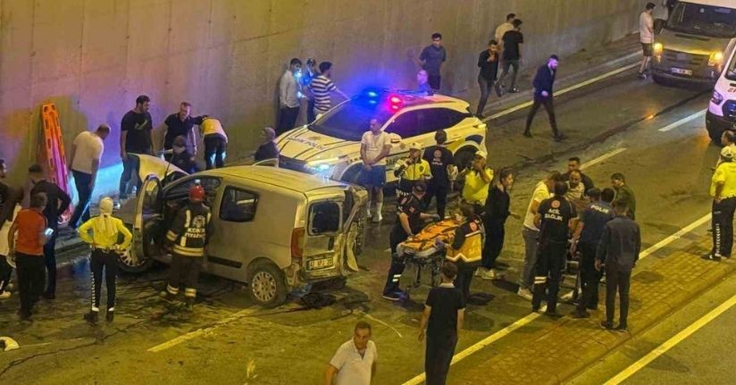 Hafif ticari araçla otomobilin karıştığı kazada: 1’i ağır 7 kişi yaralandı