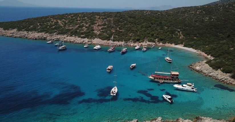 Bodrum'un mavi koylarına turist ilgisi; lüks teknelerin haftalık kirası 7 bin avrodan başlıyor