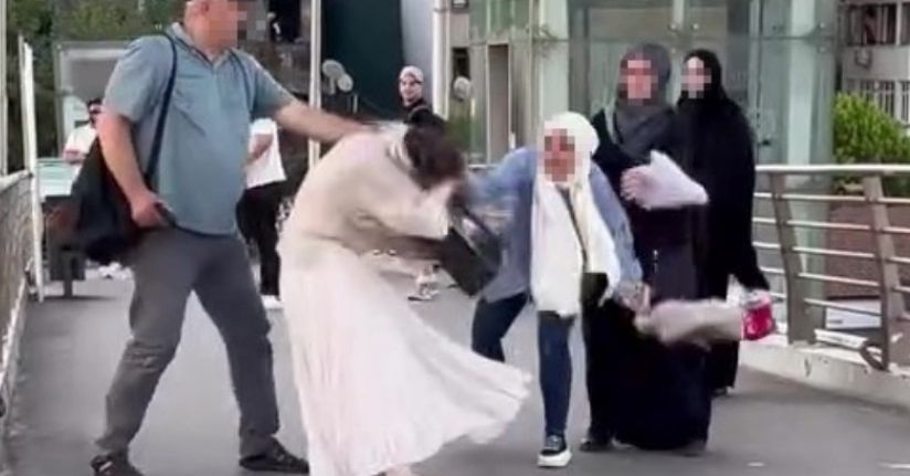 Üst geçitte hemcinsini darp etti: O anlar kamerada