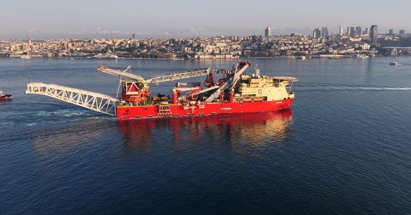 Boru döşeme gemisi 'JSD6000' İstanbul Boğazı'ndan geçti