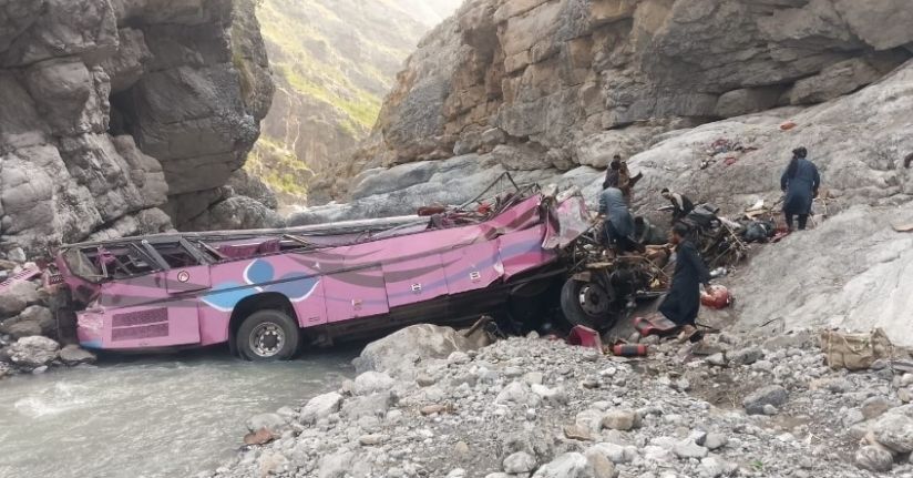 Pakistan'da yolcu otobüsü dev çukura uçtu: 40 ölü