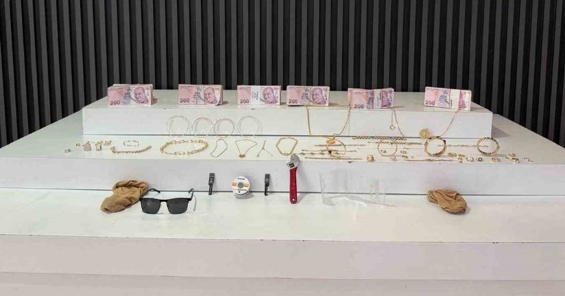 İstanbul’da suç makinesi kadınların üzerinden 1 milyonluk ziynet eşyası çıktı, takside yakalandılar