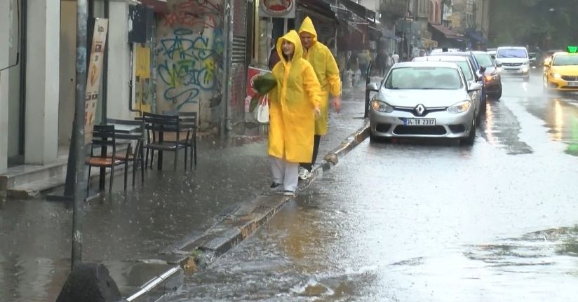 Beyoğlu’nda aniden bastıran yağmur nedeniyle yollar göle döndü 