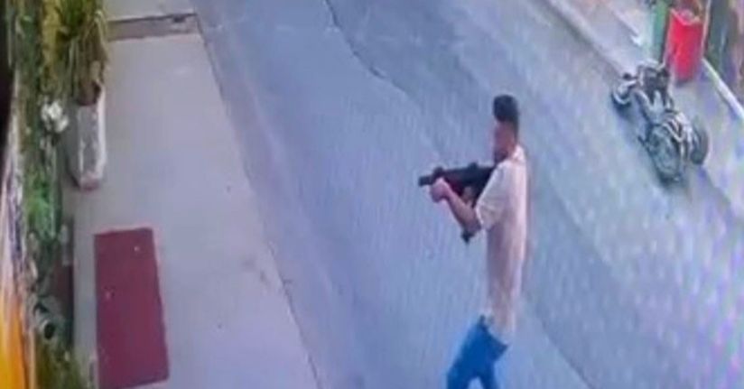 Sevgilisinin çalıştığı işletmeye tüfekle ateş açtı: Saldırı anı kamerada