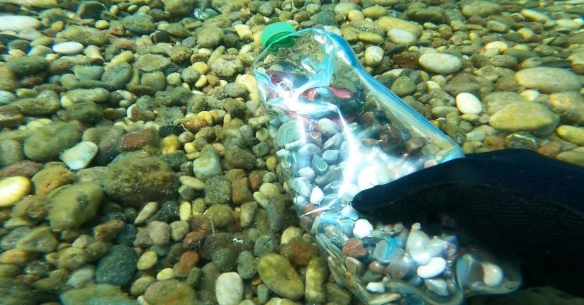 Deniz dibinde utandıran manzara; pet şişeye taş doldurup atıyorlar