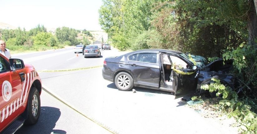 Otomobil, ağaca çarptı; evli çift öldü, 3'ü çocuk 4 yaralı