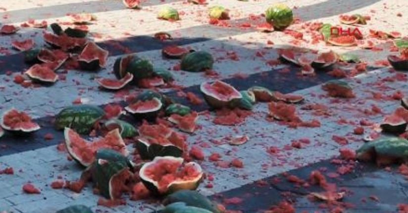 Satışına izin verilmediğini öne sürdüğü karpuzları belediye önünde parçaladı