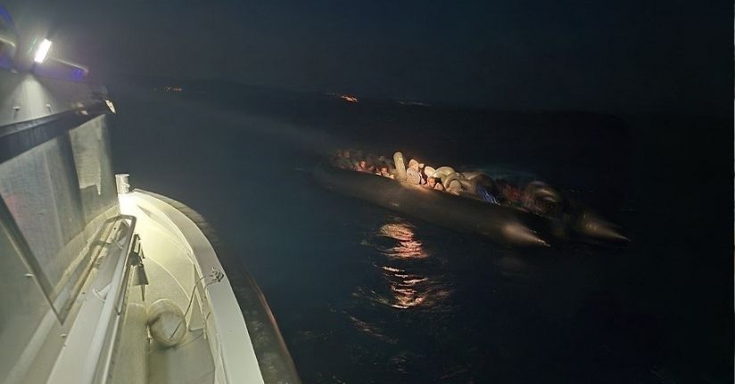 İzmir açıklarında 41 düzensiz göçmen ve 1 göçmen kaçakçısı yakalandı