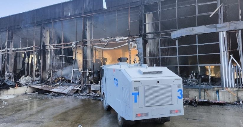 Market deposunda çıkan yangın geceyi aydınlattı, geriye demir yığınları kaldı