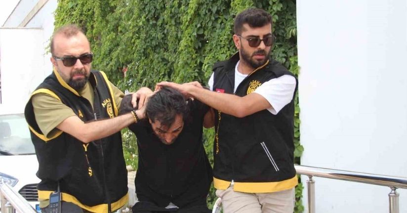Birlikte yaşadığı kadını çekiçle darbedip boğazından bıçaklamıştı