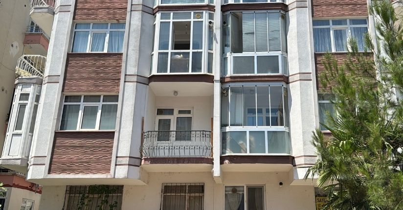 Ablasının cesedi ile 1 hafta aynı evde kalan engelli, hastaneye kaldırıldı