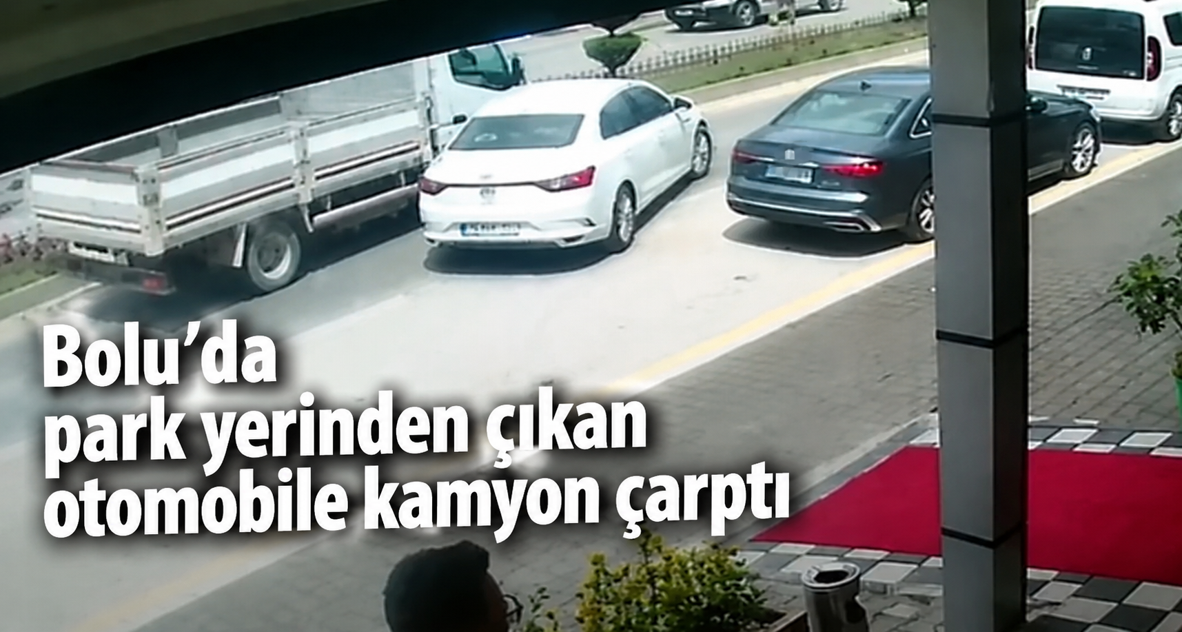 Park yerinden çıkan otomobile kamyon çarptı