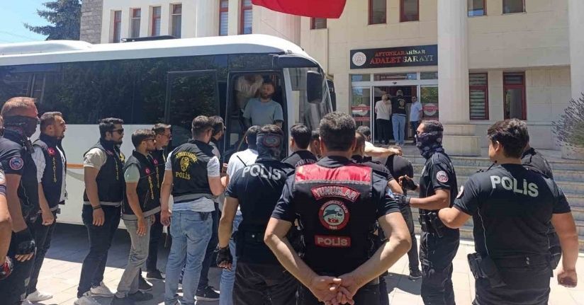 Durak başkanı cinayetinde yakalanan 18 kişi adliyeye sevk edildi
