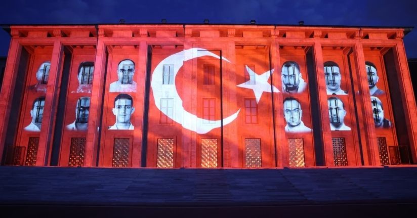 TBMM binasına 15 Temmuz'un 10'uncu yılında şehitlerin fotoğrafı yansıtıldı