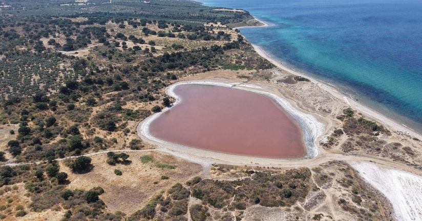 Çanakkale'de 'Kalpli Göl' pembeye büründü