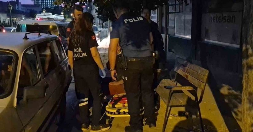 Alkol alıp bayılan şahıstan yardım etmeye çalışan ekiplere tepki: 