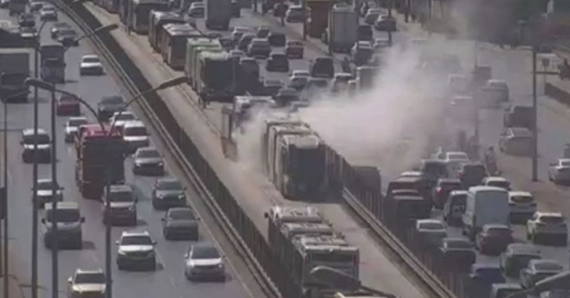 Avcılar'da metrobüste çıkan yangın söndürüldü