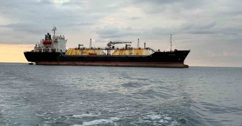 Karadeniz’de dron saldırısına uğrayan LPG tankeri Sürmene Tersanesi’nde tamir edilmeyi bekliyor