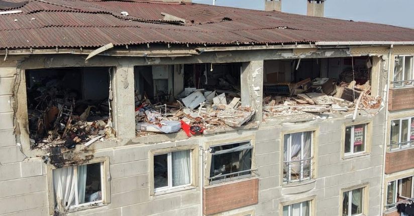 Apartman dairesinde 2 kişinin öldüğü patlamada son anda kurtuldular