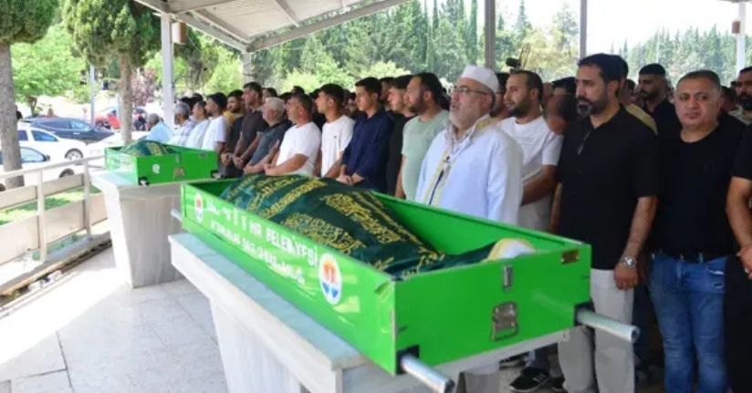 Tayin için çıktıkları yolculukta hayatını kaybeden anne ile oğlu toprağa verildi