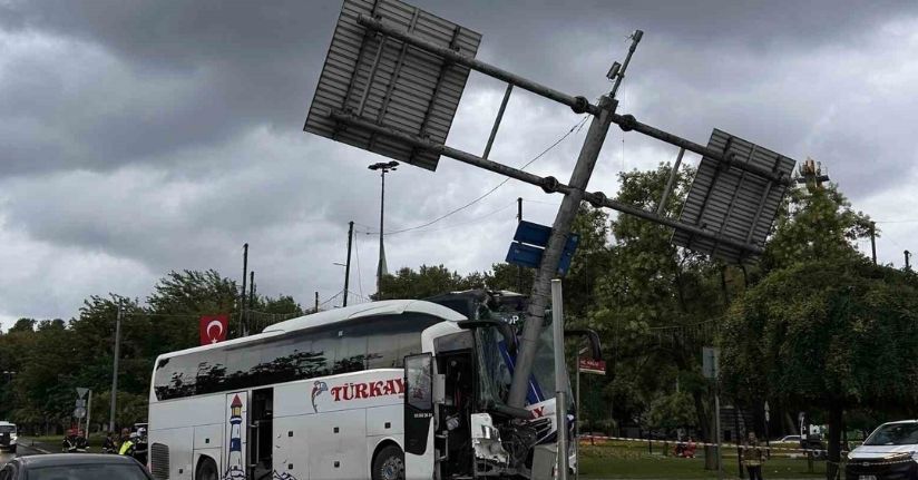 Eyüpsultan’da yolcu otobüsü önce otomobile sonra levhaya çarptı: 30 yaralı
