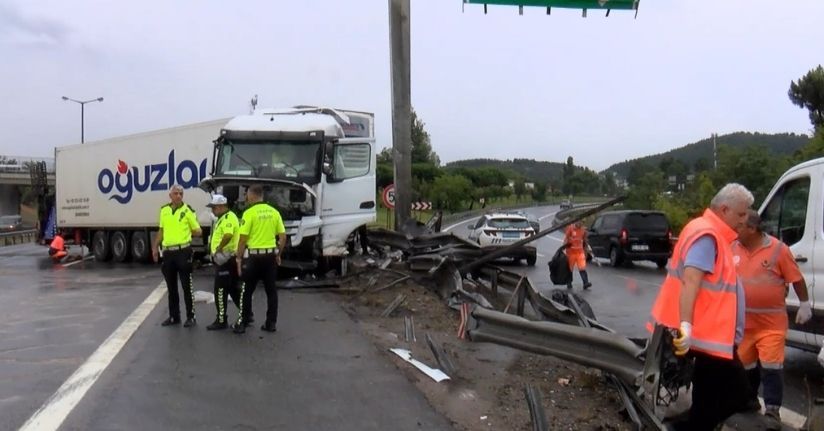Pendik Tem Otoyolu’nda şoförün kontrolünü kaybettiği TIR bariyerlere çarptı